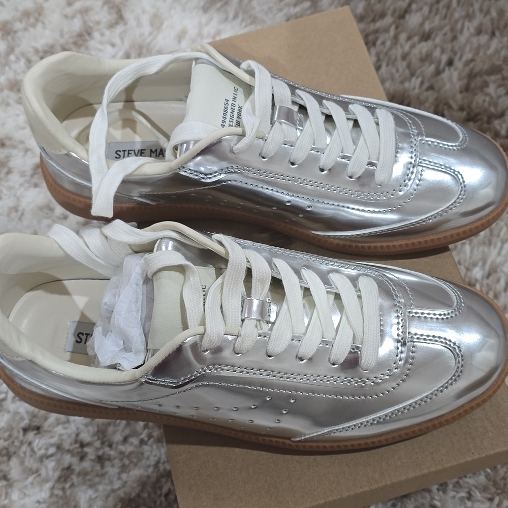 STEVE MADDEN SILVER SNEAKERS SIZE 9